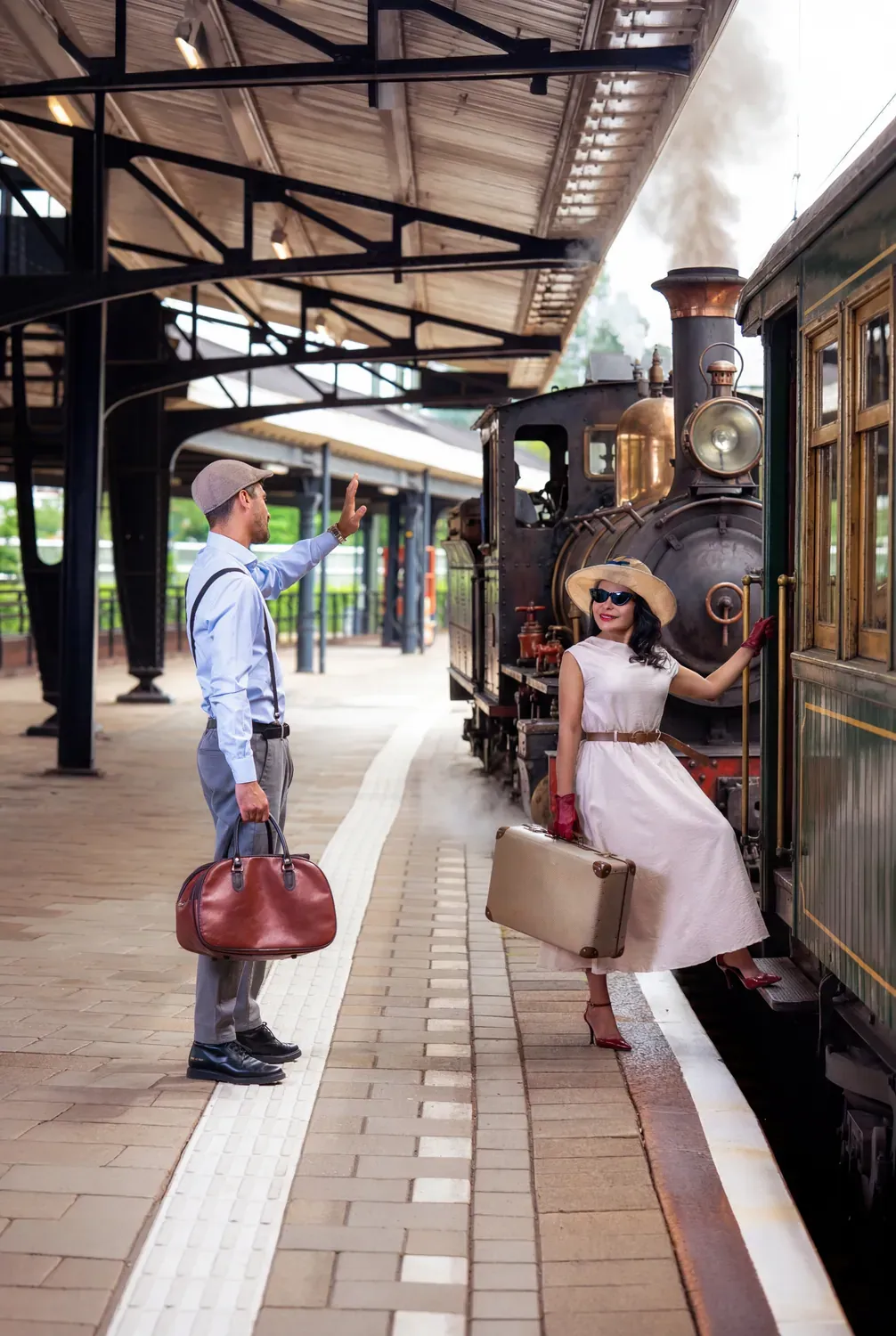 Ensaio na plataforma com o trem a vapor ao fundo