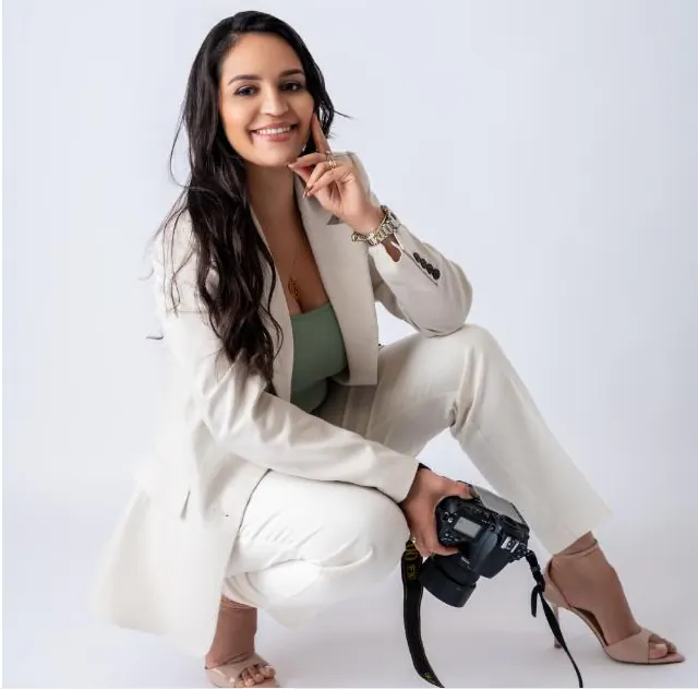 Lidiane sentada com a câmera no colo